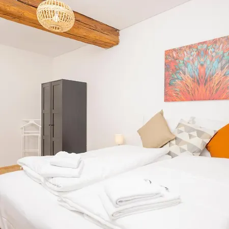 Zum Grazer Uhrturm * غراتس