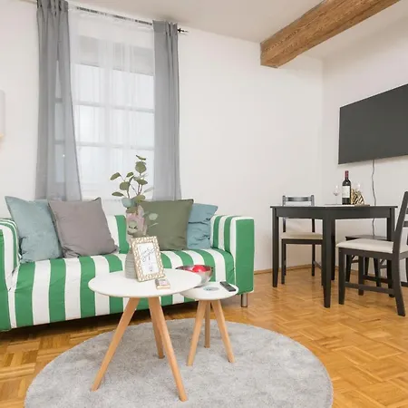 Apartment Zum Grazer Uhrturm By Ichbucheat *