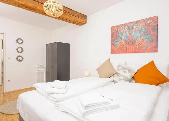 Zum Grazer Uhrturm * غراتس