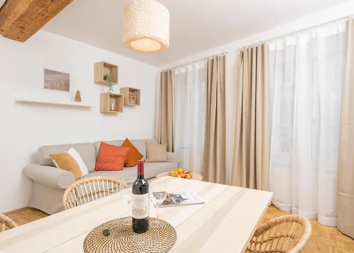 Zum Grazer Uhrturm * غراتس