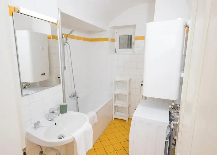 Zum Grazer Uhrturm * غراتس