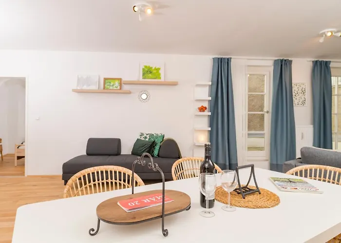 Zum Grazer Uhrturm Γκρατς